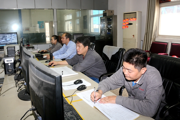 图片五：环保人员认真监盘.jpg