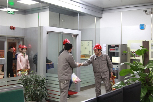 2.亲切看望集控运行值班人员.JPG