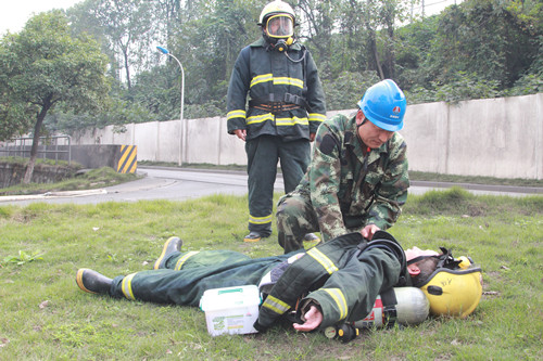 6.救护人员进行现场急救.jpg