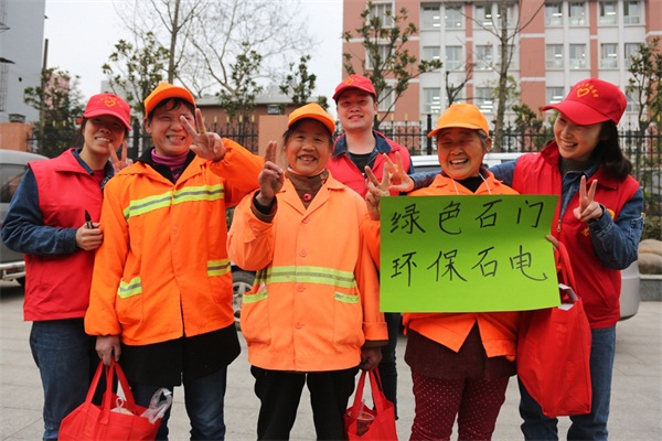 团小青邀请环卫工人环保宣传.jpg