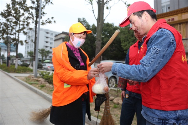 志愿者给环卫工人送早餐2.jpg