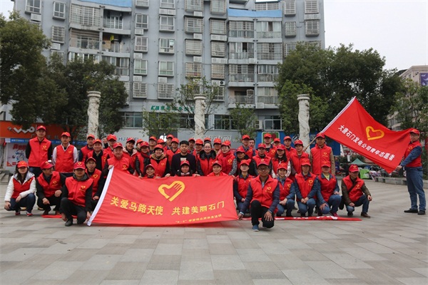 县团小青合影留恋.jpg