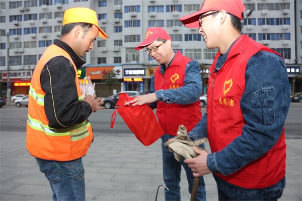志愿者给环卫工人送早餐.jpg