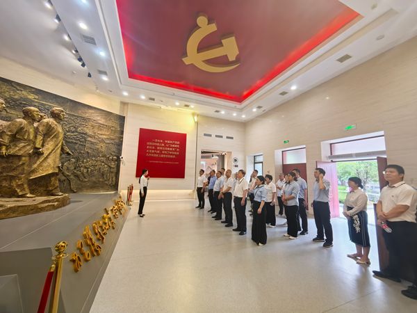 “追寻伟人足迹 赓续红色血脉 奋进复兴征程”联合主题党日活动圆满举行1_副本.jpg